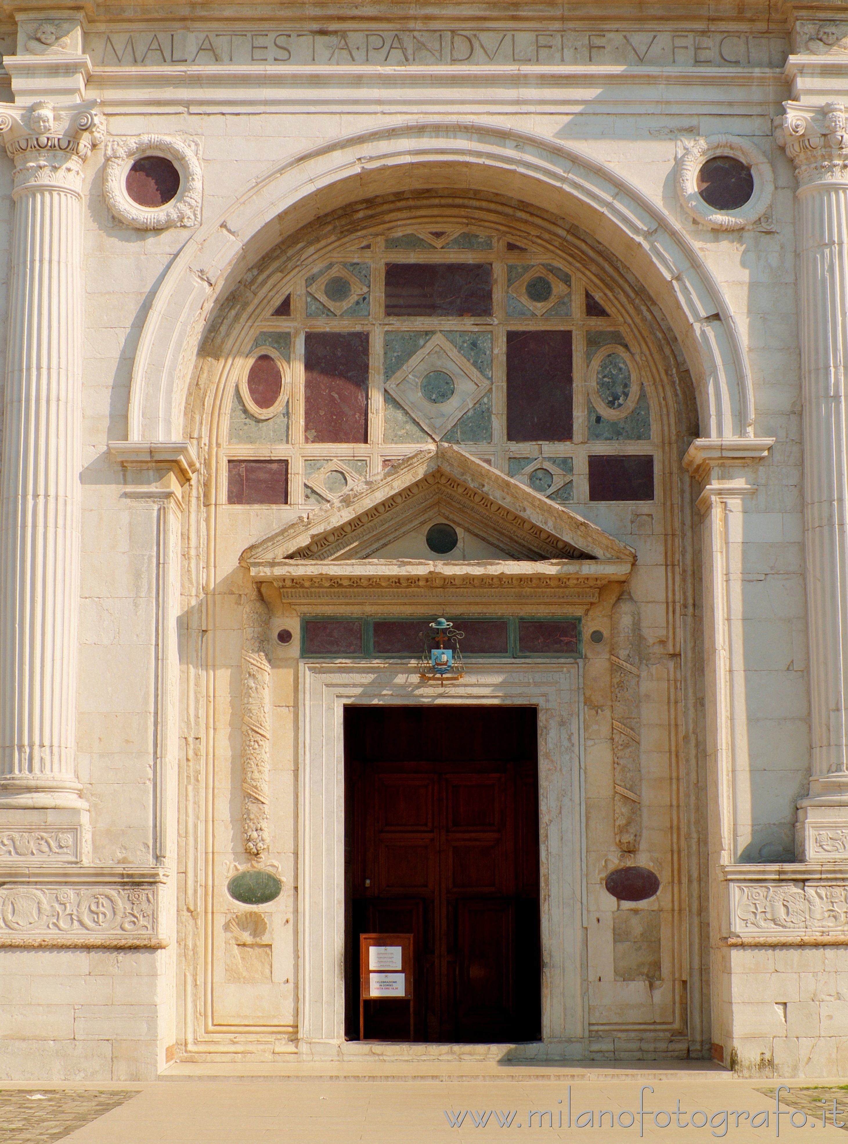 Rimini - Portone di ingresso del Tempio Malatestiano